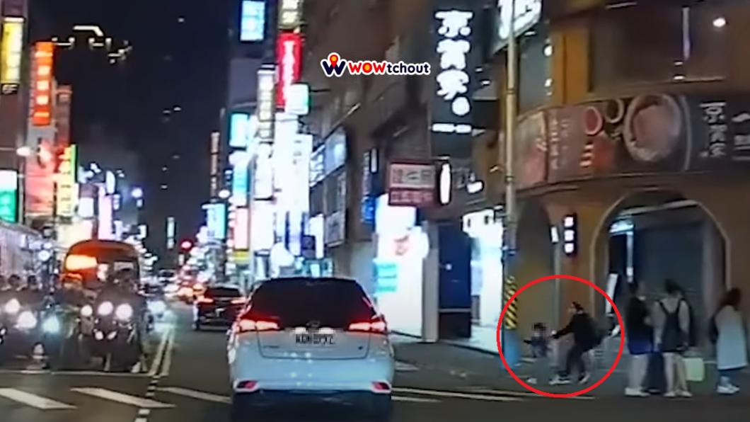 男童暴衝路中!勇猛媽「追上壓制+甩起抱離」一氣呵成 驚險片曝