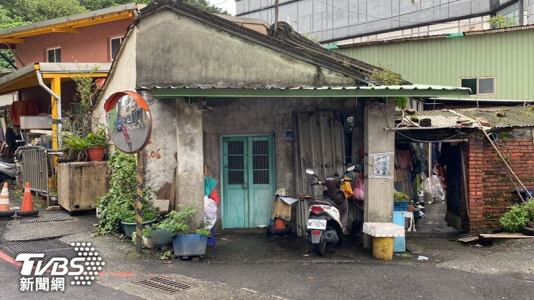 記者前往合約上出售的住址詢問，屋主氣憤的表示，根本沒有要賣房子，也沒找過任何仲介。（圖／ＴＶＢＳ）