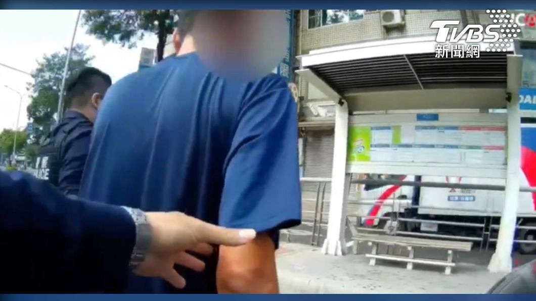 警方發現駕駛無酒駕,急帶到路邊休息 記者 何宜信/翻攝)