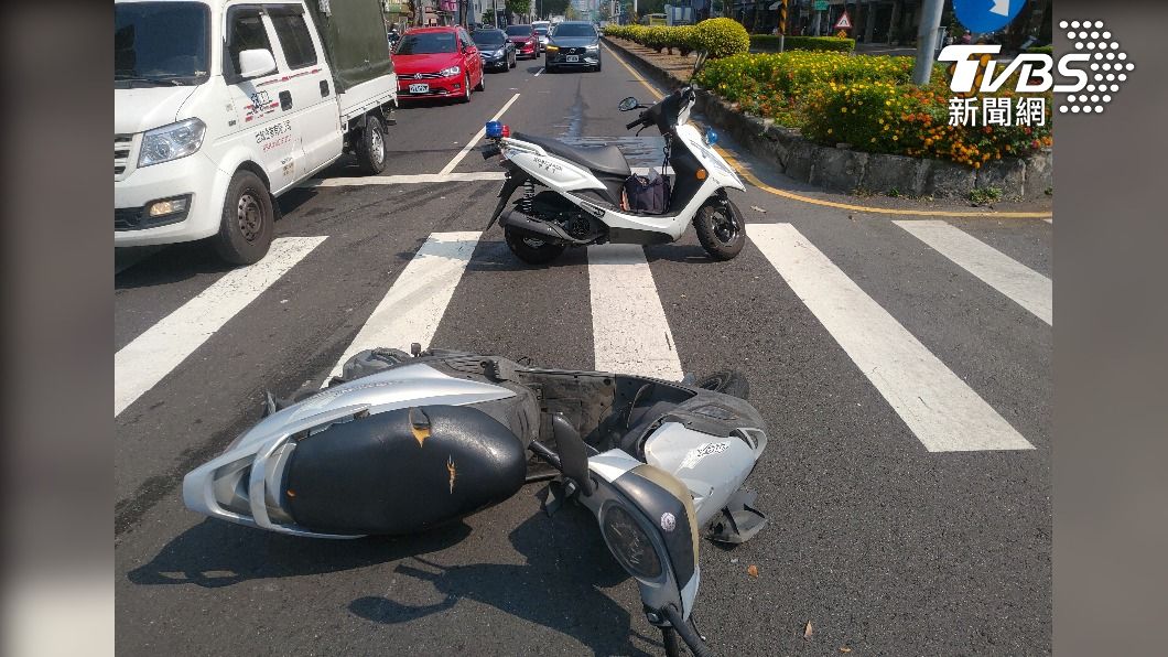 (小客車追撞機車肇逃,意外發現駕駛血糖低 記者 何宜信/翻攝)