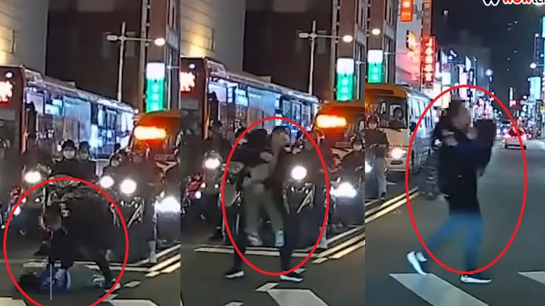 媽媽動作相當俐落「壓制、甩起、抱離」一氣呵成。（圖／WoWtchout - 地圖型行車影像分享平台YT）