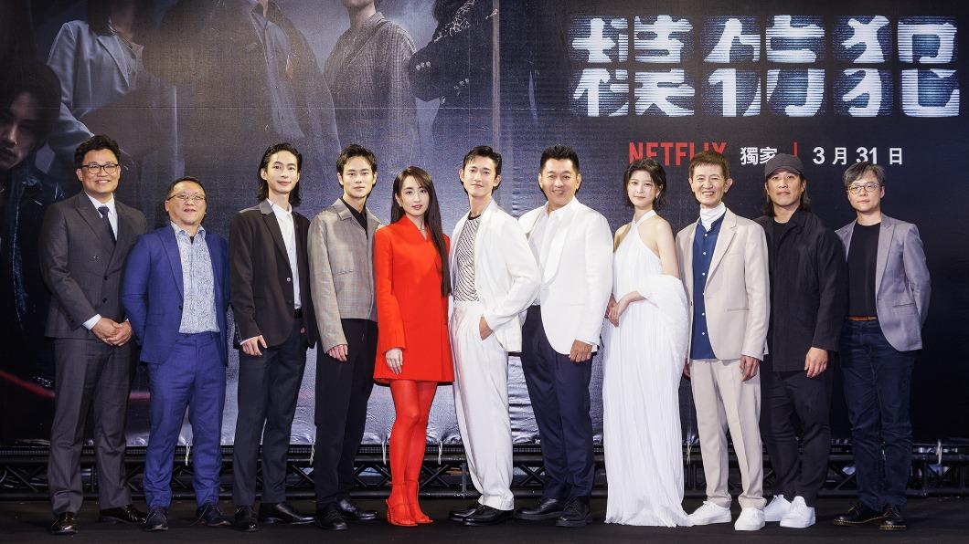 （左起）製作人曾瀚賢、湯昇榮、演員黃河、夏騰宏、柯佳嬿、吳慷仁、庹宗華、江宜蓉、陳博正、導演張榮吉、張亨如。（圖／Netflix提供）