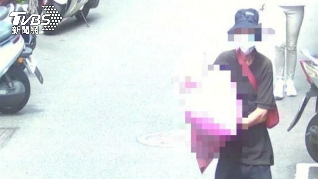 監視器拍下梁男棄屍畫面，塑膠袋中露出疑似手掌。（圖／TVBS資料畫面）