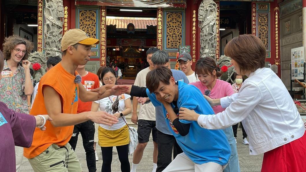 浩子和阿翔穿上木屐決鬥。（圖／民視提供）