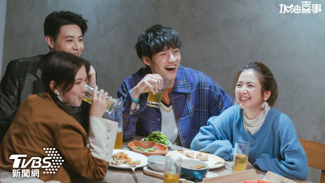 左起鄭芯恩、Teddy、劉育仁和臧芮軒私下常聚會。(圖/TVBS)