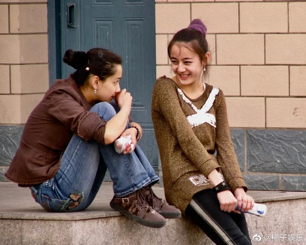 迪麗熱巴15歲照片曝光。(圖/翻攝自橘子娛樂微博)