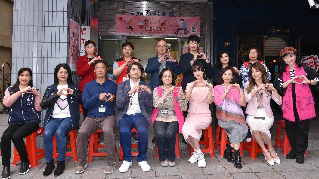張如君（前排右3）積極投身公益活動。（圖／松山社區大學提供）
