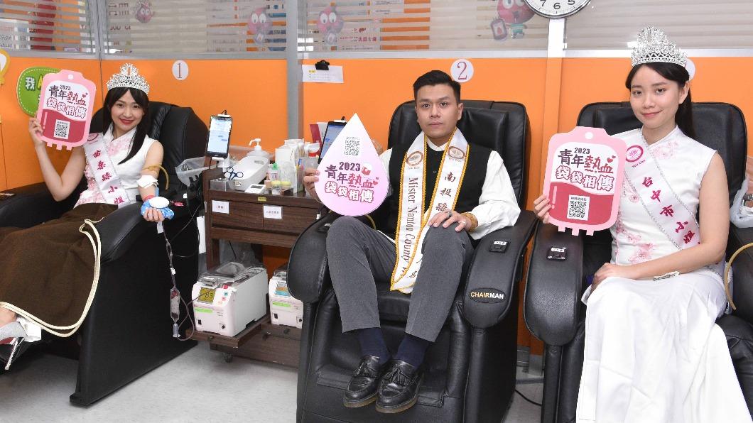 右起周子甯、林志豪及秦湘琳，都捐出了人生的第一袋青年熱血。（圖／松山社區大學提供）