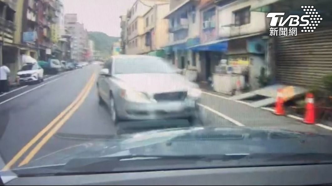 行車紀錄器中,看到對向車道的VOLVO突然跨越中線,直接撞上行駛中的BMW。(圖/TVBS)