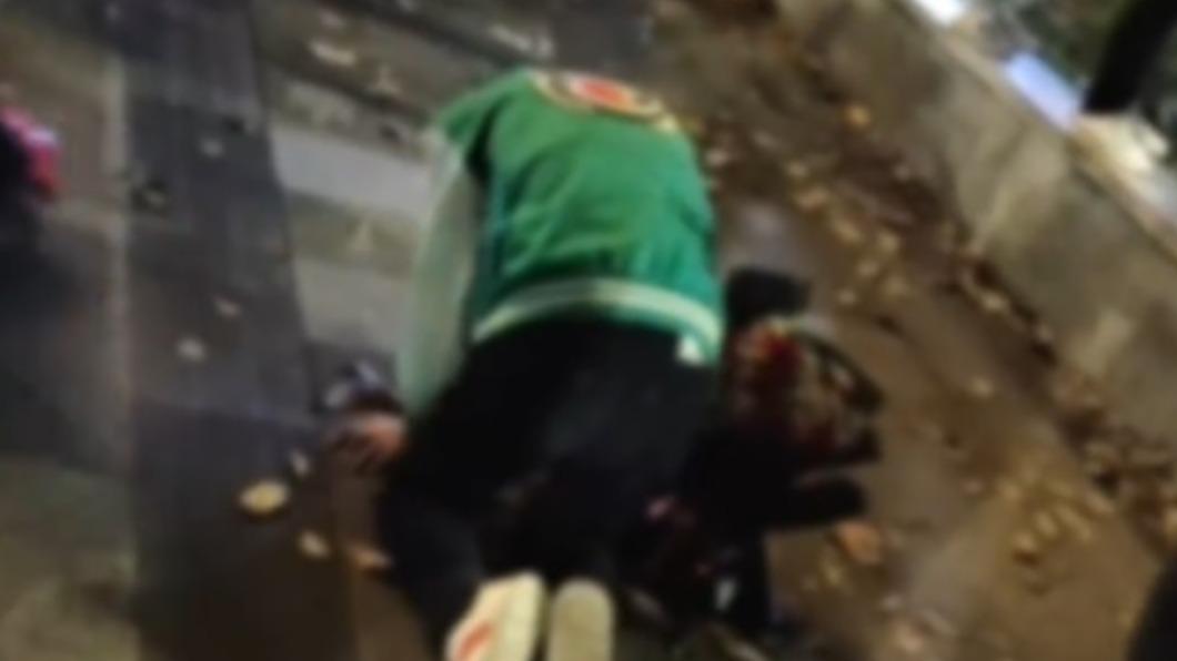 男子連夜不離開,民眾趕緊報警。(圖/翻攝自微博)