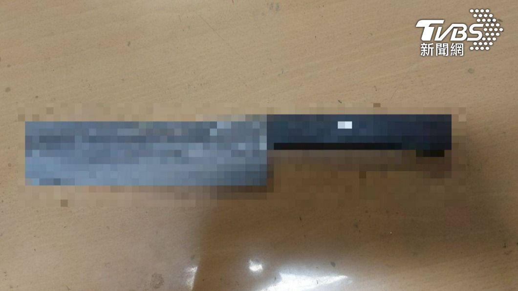 查扣刀械。（圖／TVBS）