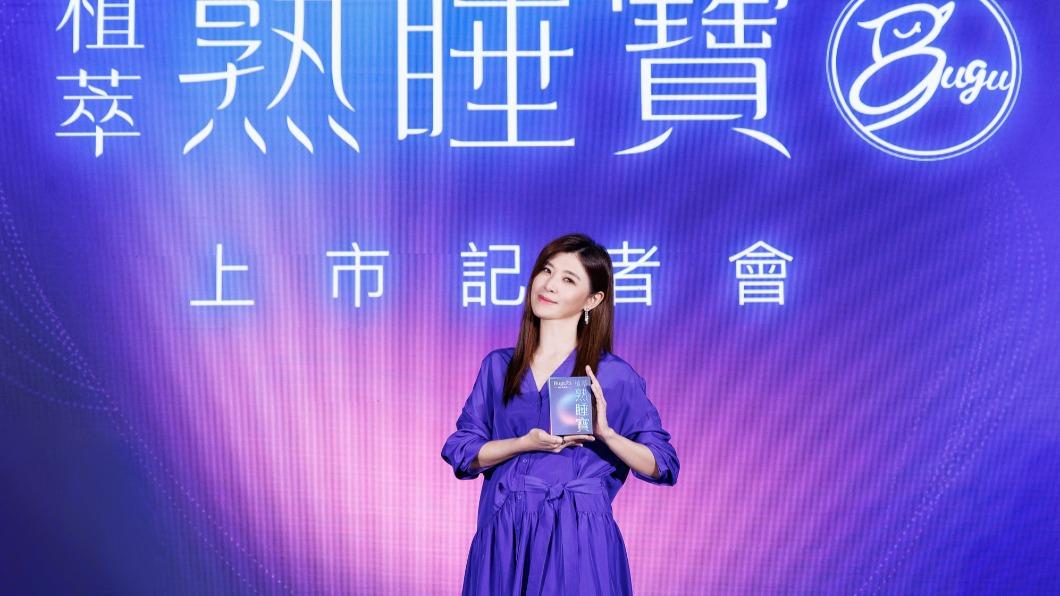 凍齡女神「床照」被看光! 擺超累體位8小時:越看越好笑
