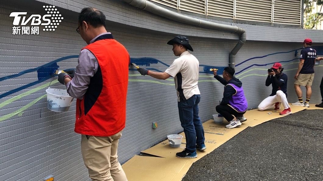 民眾深入校園共同美化環境。(圖/記者翻攝)