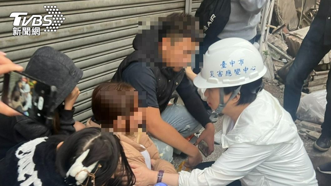 家屬蹲地崩潰!2人仍受困斷垣殘壁中 盧秀燕:會搶救到底