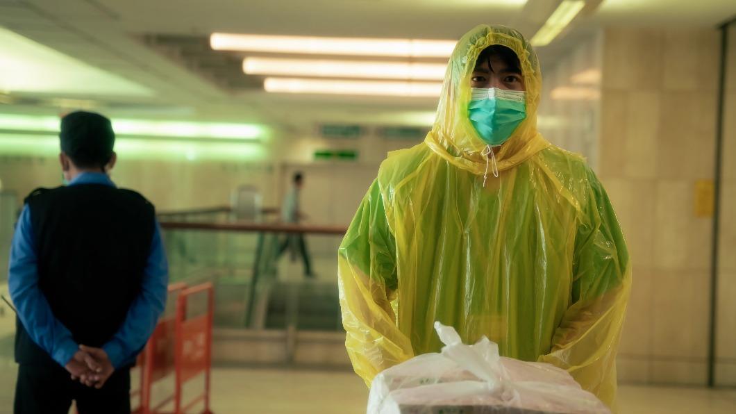 王柏傑在片中穿防護衣和雨衣,悶熱到汗水都從袖口流出。(圖/CATCHPLAY提供)