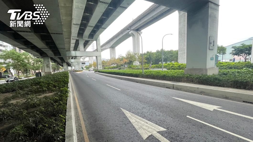 台一線高架防蝕塗裝。（圖／新北市養工處提供）