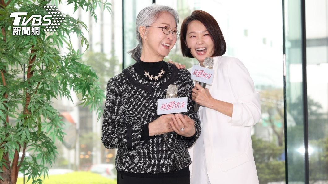 李璇(左)與六月在《親愛壞蛋》飾演婆媳。(圖/黃城碩攝)