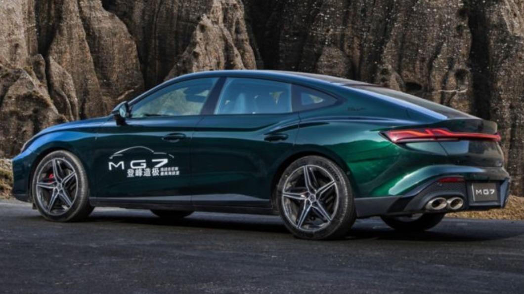 MG7可在時速100km/h時自動升起的尾翼,則是2.0T版本才會開始享有。(圖/翻攝自 MG)