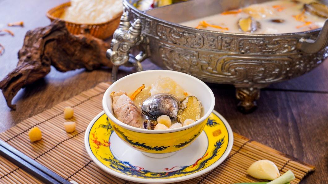 花膠鮑魚干貝雞鍋。(圖/問鼎提供)
