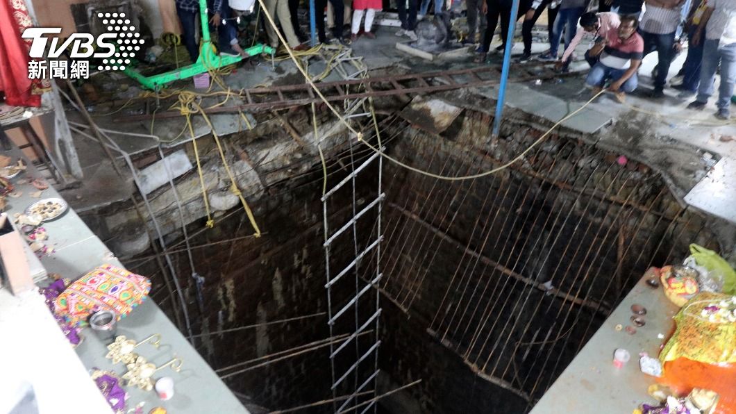 驚悚!印度寺廟地板突坍塌 信徒垂直墜井釀35死