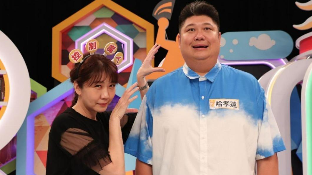 哈平遠(圖左)不顧哈孝遠(圖右)臉面,指控弟妹瑄瑄家中欠債。(示意圖/中天提供)