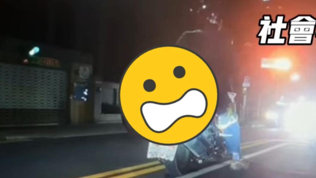 深夜大法師?男上半身詭掛機車後 沿路搖晃穿梭蘆洲大街