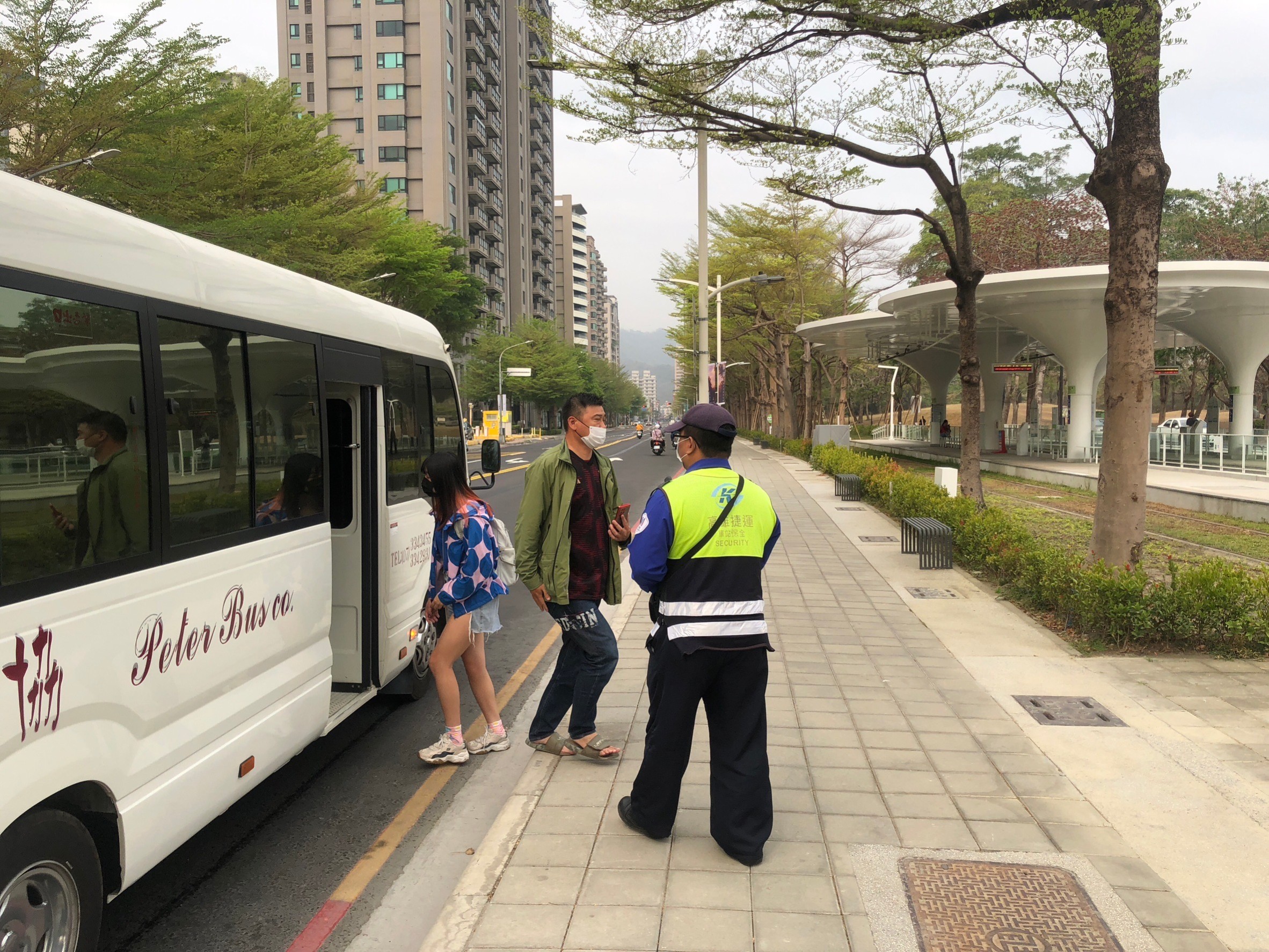 高捷啟動公車接駁。(圖/TVBS)