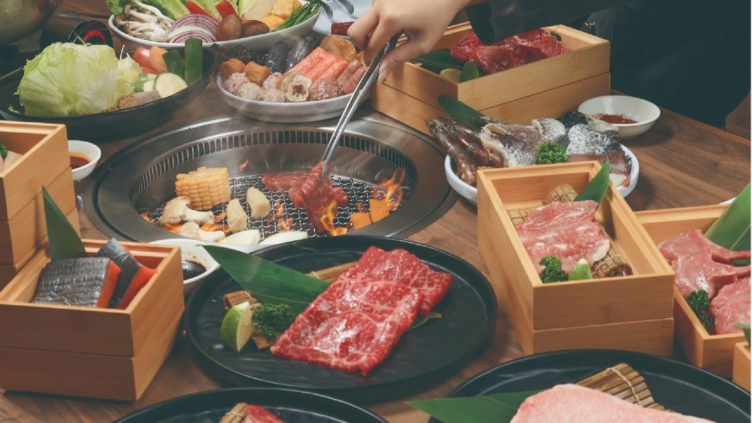 本格和牛燒肉放題提供消費888元(含)以上價位打卡即可免費升級為「牛舌無限放題」。(圖/築間集團提供)