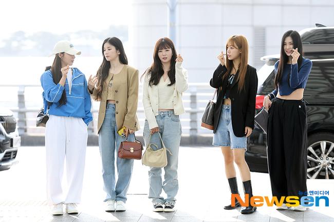 Apink今天早上從仁川機場出發,穿著相當簡練輕便。(圖/翻攝自Newsen)