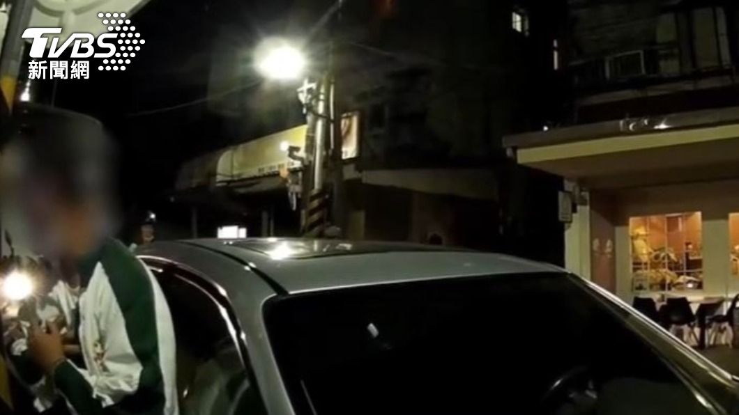 車輛違停遭警方盯上。(圖/TVBS)