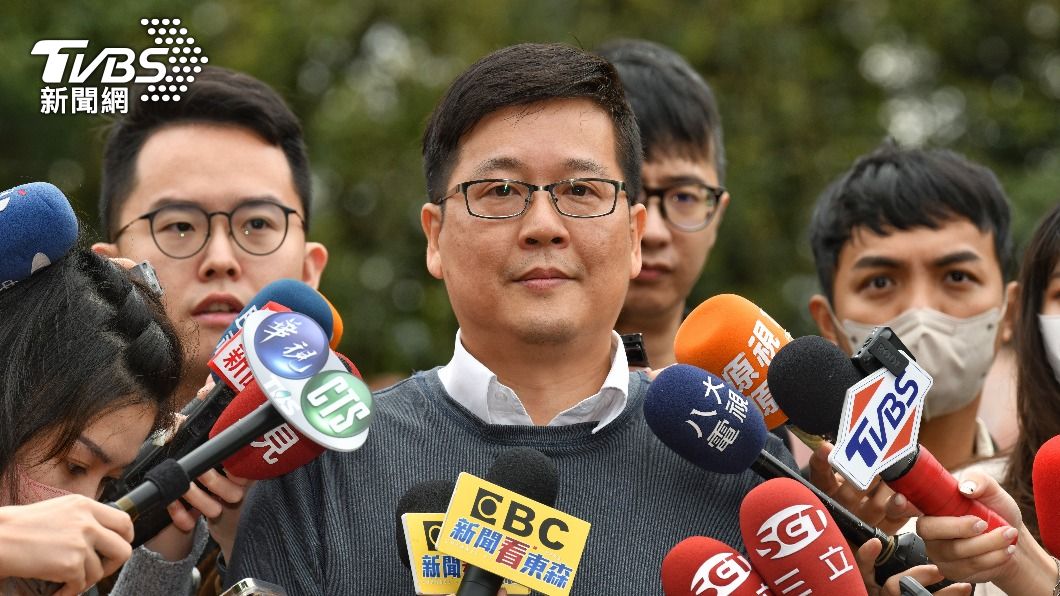 農業科技研究院所長陳正文以專家身份隨林務局人員進入狒狒區察看受訪。(圖/胡瑞麒攝)