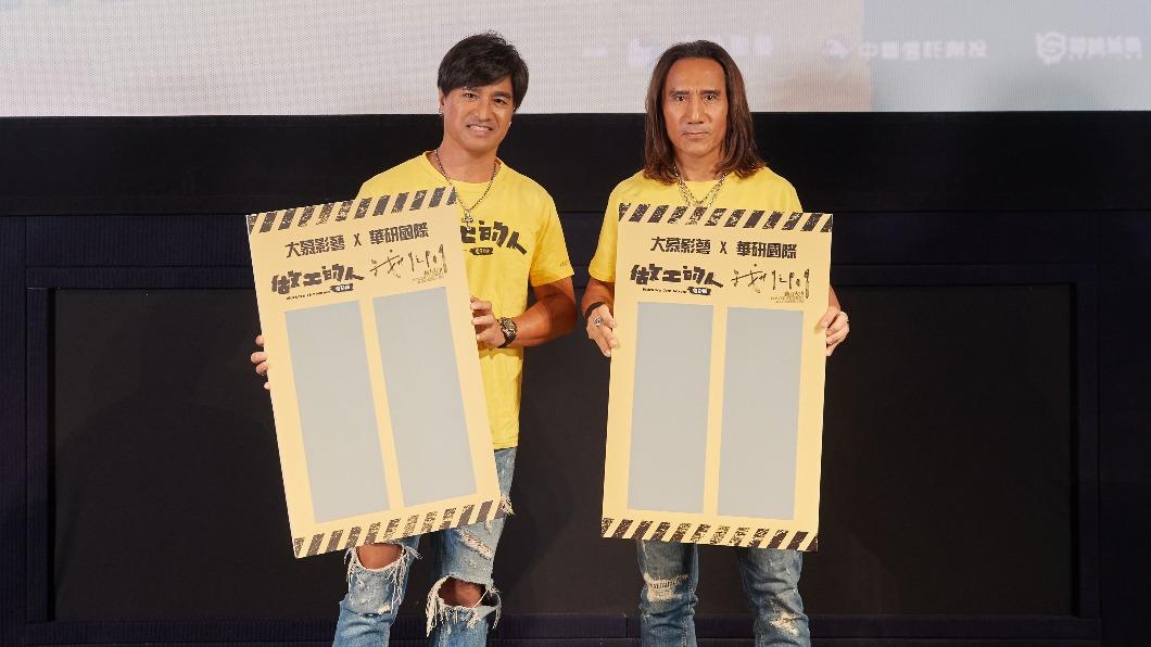 動力火車在包場活動上玩起刮刮樂,預祝電影、新歌都能有亮眼成績。(圖/華研國際提供)