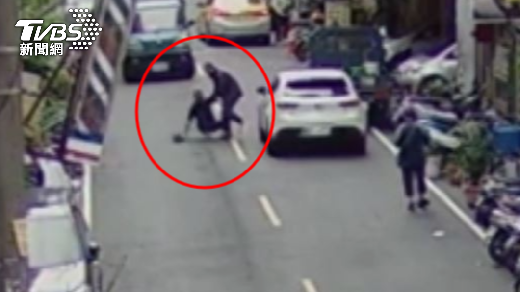 兩人先是在路中央拉拉扯扯，之後直接躺下。（圖／TVBS）