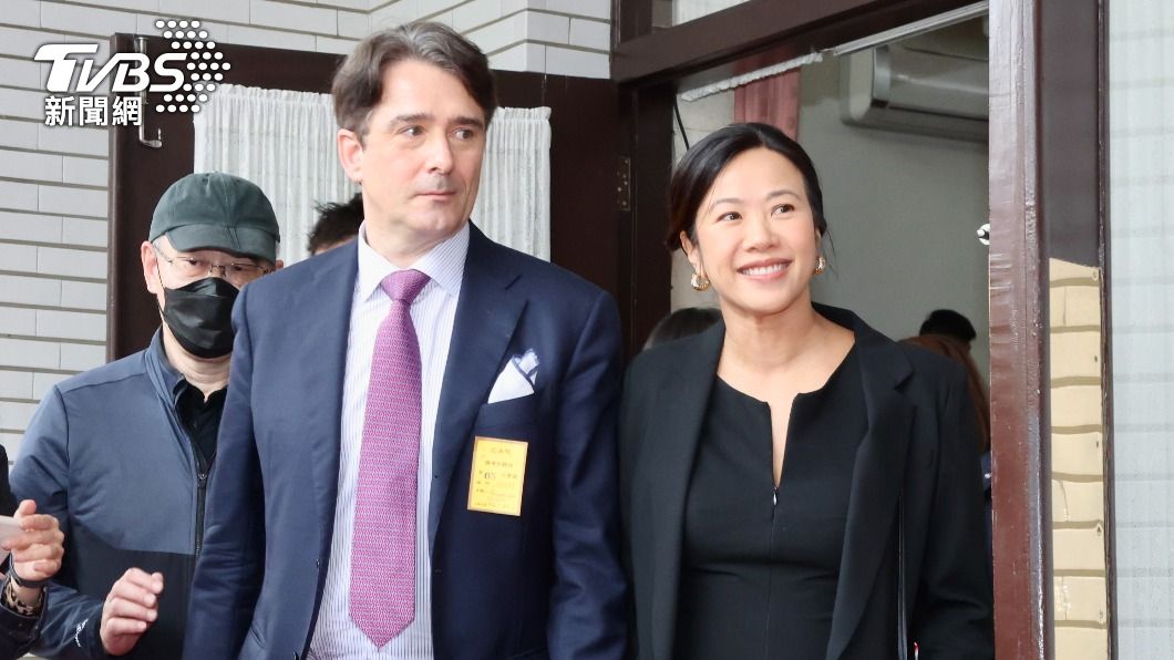 吳欣盈產後復出首質詢 外籍尪議場旁聽讚表現堅定