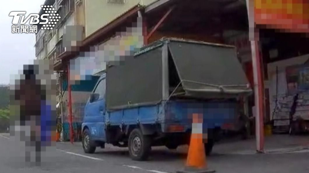投訴人檢舉,里長辦公室前經常有車輛違停。(圖/當事人提供)