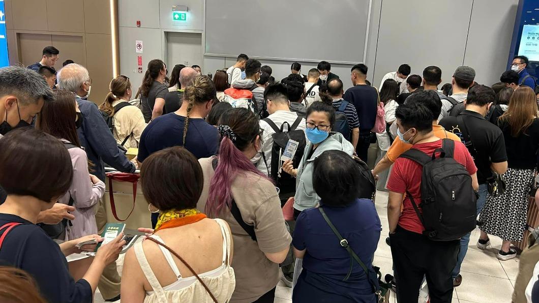 連假泡湯!資深媒體人搭長榮遊泰 曝:上百旅客行李不見