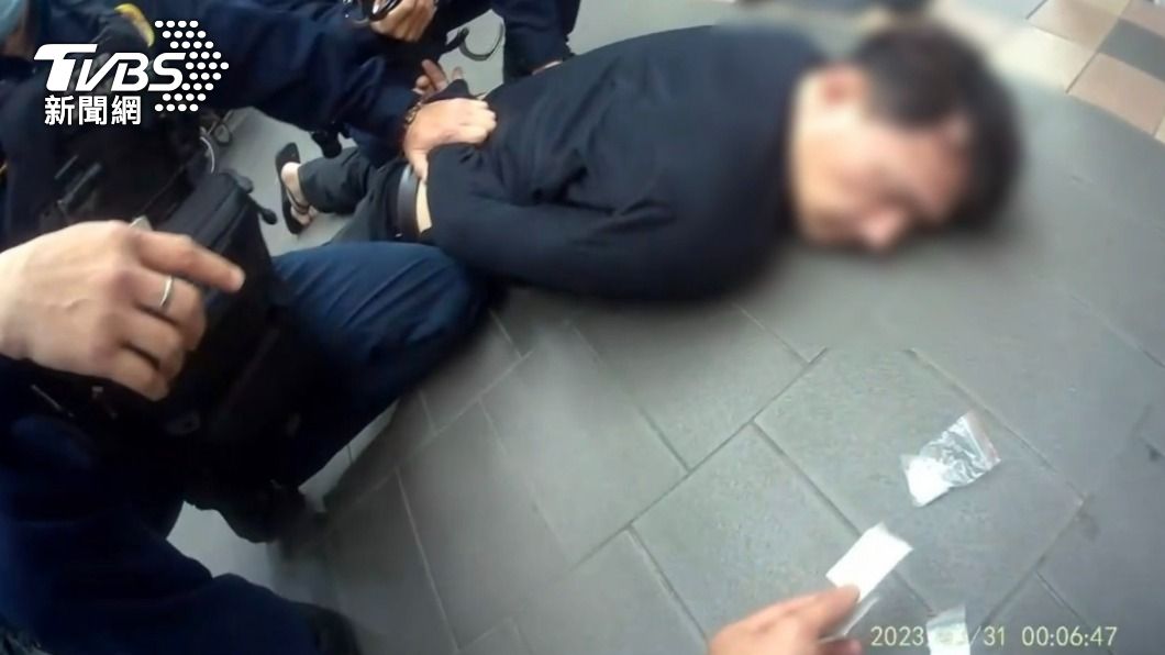 毒蟲見霹靂小組轉身就走 警一句話讓他嚇到毒品「噴」出