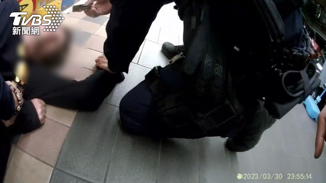 警方在零錢包內搜出海洛因、安非他命毒品,當場將余男壓制逮捕。(圖/TVBS)