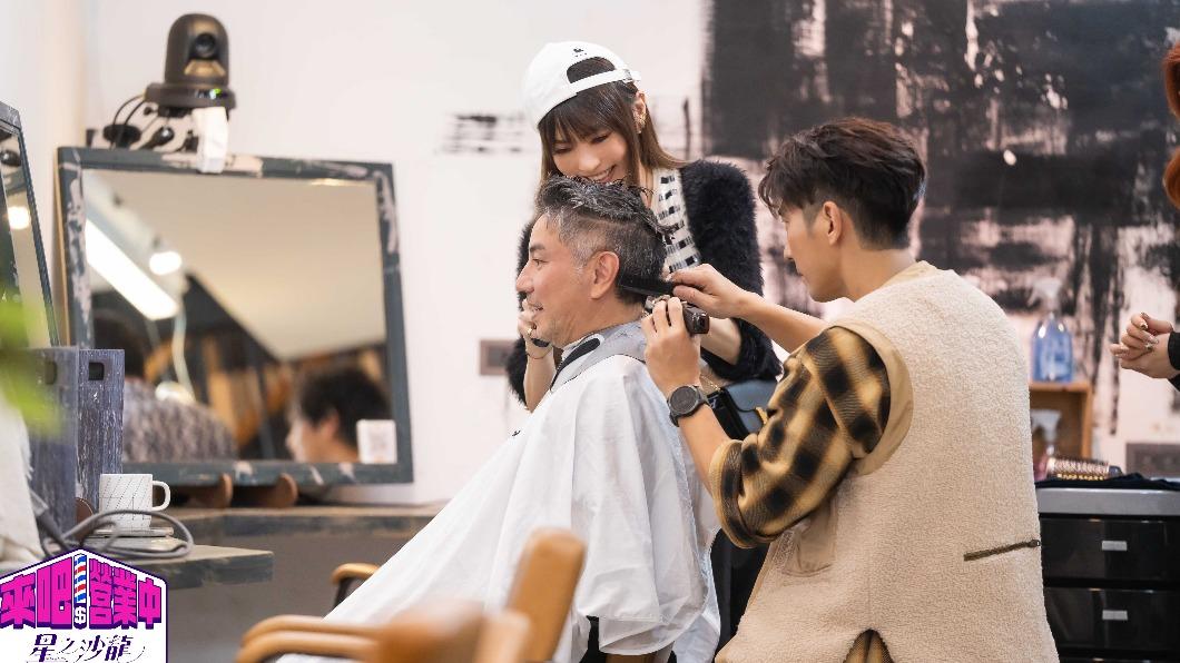 謝金燕、修杰楷親自幫詹仁雄剃頭。(圖/TVBS)