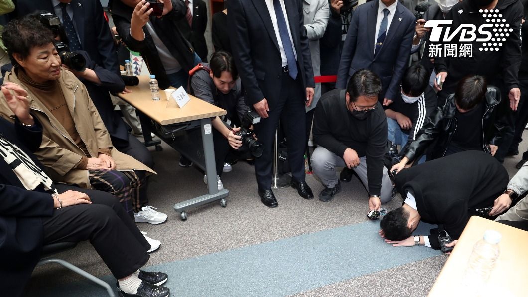 圖輯/光州屠夫全斗煥之孫下跪道歉 痛批親爺:屠殺禍首