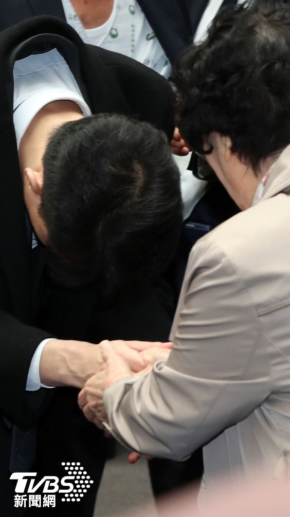 全宇元向遺族道歉,痛批爺爺全斗煥是「屠殺禍首」。(圖/達志影像Newscom)