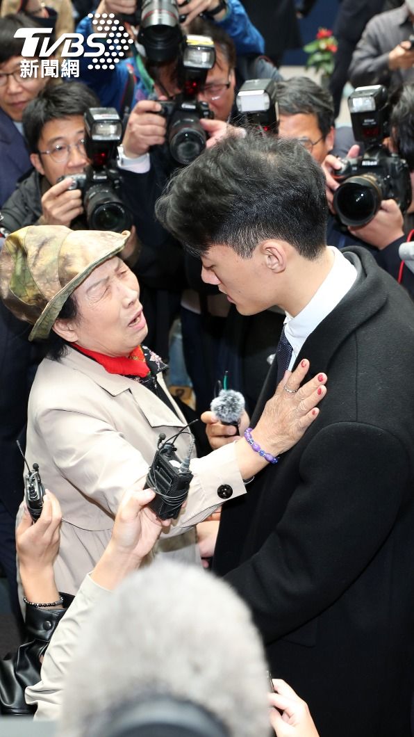 許多受害者家屬憶起當時的事件,仍然忍不住哽咽。(圖/達志影像Newscom)