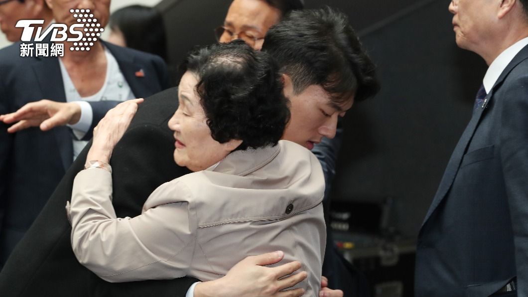 部分遺族接受了全斗煥的道歉,與他擁抱致意。(圖/達志影像Newscom)