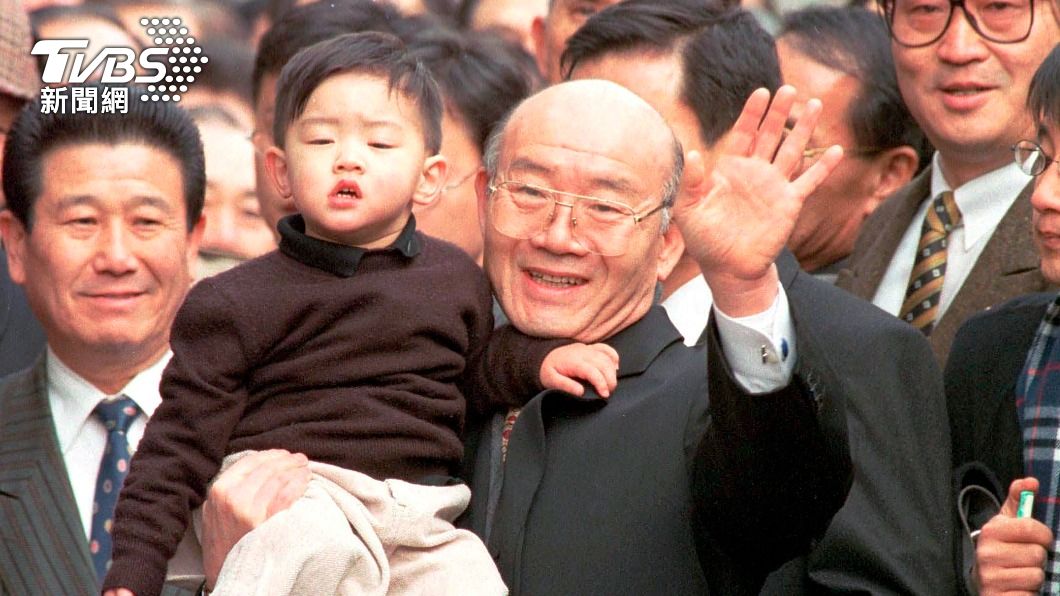 1997年,全斗煥抱著孫子全宇元向民眾揮手致意。(圖/達志影像美聯社)
