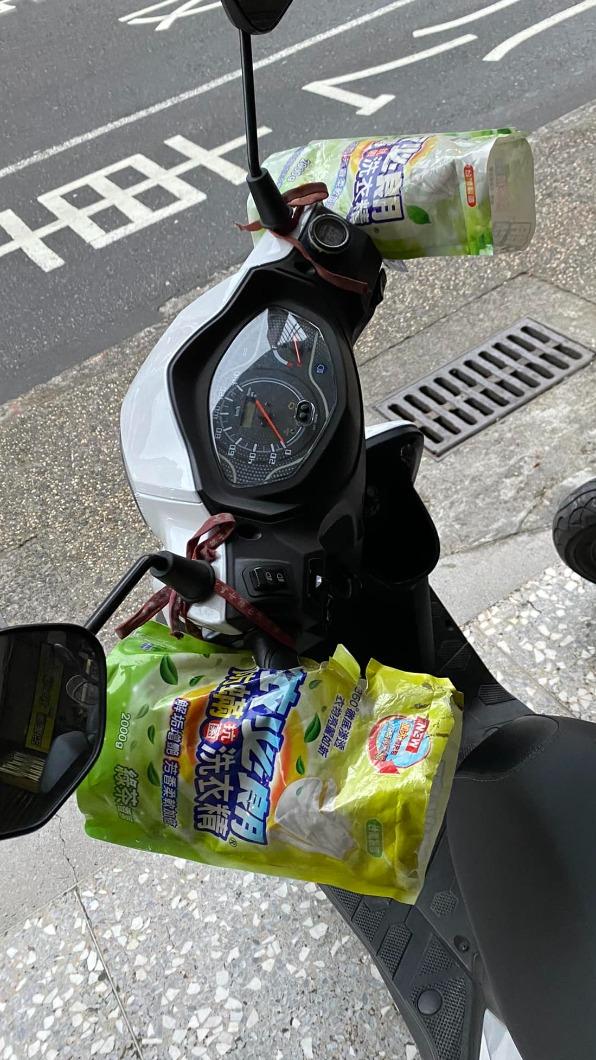 這副手套應是車主回收再利月自製而成的。(圖/翻攝自路上觀察學院臉書)