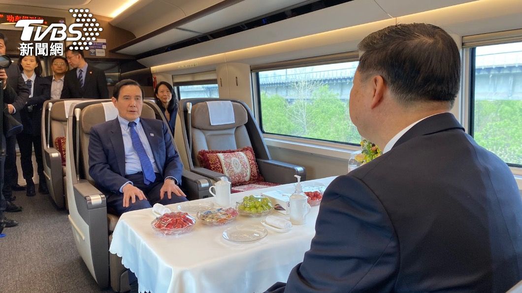 前總統馬英九與國台辦主任宋濤一同搭乘高鐵前往湖南長沙。(圖/TVBS)