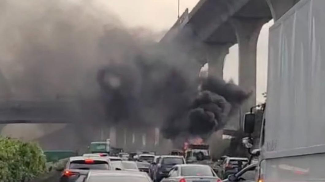 國道全陷入一片黑煙之中。(圖/翻攝自行車紀錄器群組)
