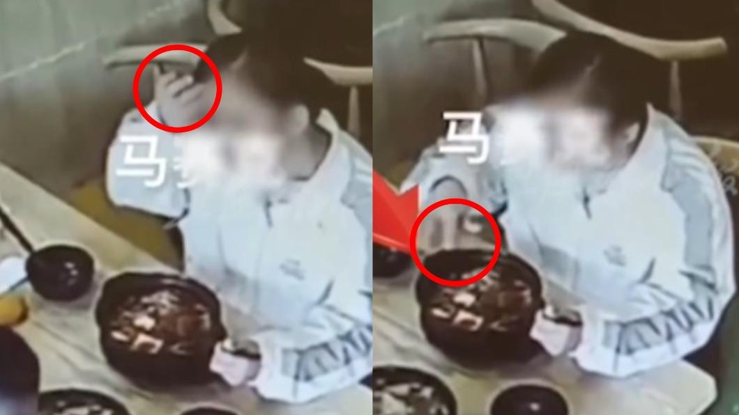 婦女拔頭髮丟進碗裡。（圖／翻攝自《農民頻道》微博）