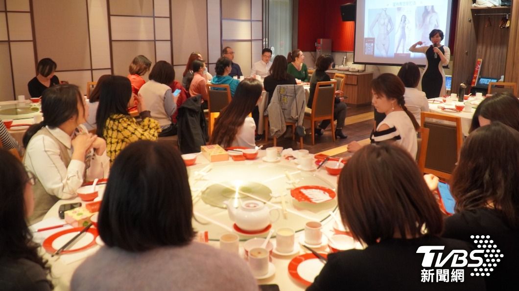 疫情過後,北京餐飲店家高朋滿座。圖為北京台資企業協會婦女會在鼎泰豐辦理座談和午宴。(圖/TVBS)