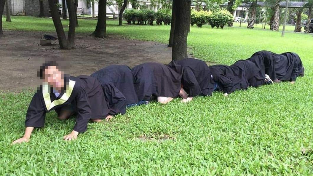 大學生壓力大?「爆笑畢業照」畫面流出 網驚:人形蜈蚣